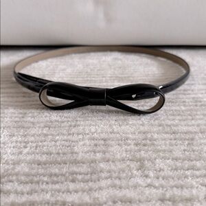 Banana Republic Adjustable Skinny Bow Belt in shiny black